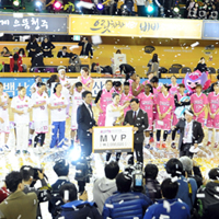 [대표 이미지] 생애 첫 MVP 강아정 “눈물 날 뻔했어요”