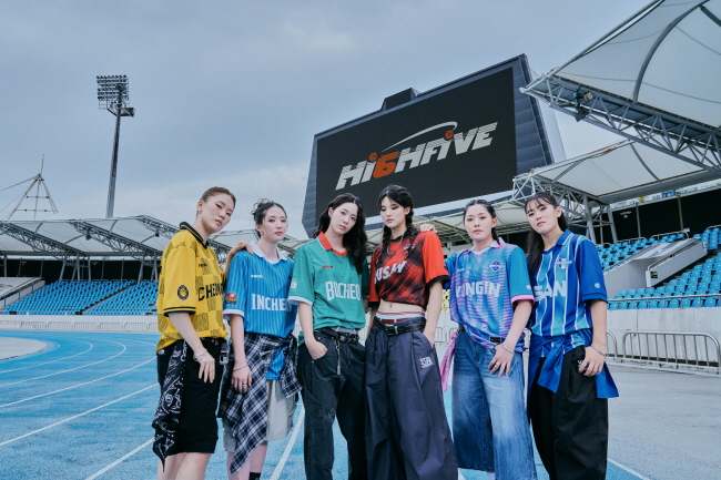 2025~2026시즌 ''HiGHFIVE'' 디지털 화보사진 (축구 유니폼 버전)