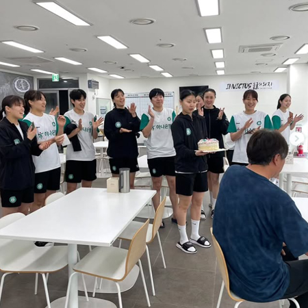 스승의날 기념 코칭스탭을 위한 선수단의 서프라이즈 이벤트