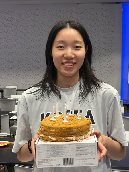 체코 전통 케이크와 함께 한 아산 MJ의 생일